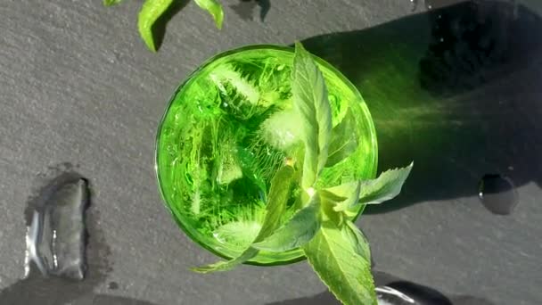 Cóctel Giratorio Verano Frío Con Hielo Soda Menta — Vídeo de stock