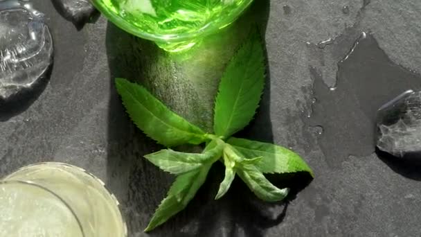 Cóctel Giratorio Verano Frío Con Hielo Soda Menta — Vídeos de Stock