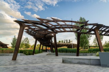 Mimarlık parkının gün batımı manzarası Tufeleva roscha, Moskova, Rusya.