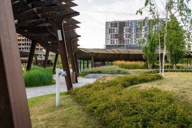 Mimarlık parkının gün batımı manzarası Tufeleva roscha, Moskova, Rusya.