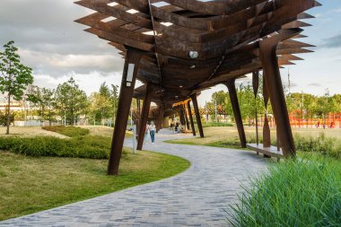 Mimarlık parkının gün batımı manzarası Tufeleva roscha, Moskova, Rusya.