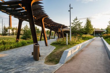 Mimarlık parkının gün batımı manzarası Tufeleva roscha, Moskova, Rusya.
