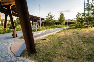 Mimarlık parkının gün batımı manzarası Tufeleva roscha, Moskova, Rusya.