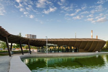 Mimarlık parkının gün batımı manzarası Tufeleva roscha, Moskova, Rusya.