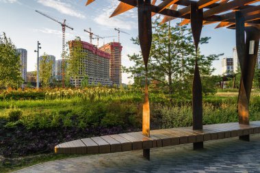 Mimarlık parkının gün batımı manzarası Tufeleva roscha, Moskova, Rusya.