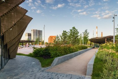 Mimarlık parkının gün batımı manzarası Tufeleva roscha, Moskova, Rusya.