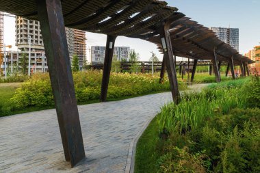 Mimarlık parkının gün batımı manzarası Tufeleva roscha, Moskova, Rusya.