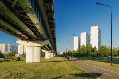 Güney Butovo bölgesindeki Yuzhnoe Butovo parkının yaz gün batımı manzarası, Moskova, Rusya.