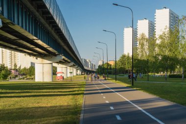 Güney Butovo bölgesindeki Yuzhnoe Butovo parkının yaz gün batımı manzarası, Moskova, Rusya.