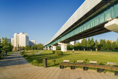 Güney Butovo bölgesindeki Yuzhnoe Butovo parkının yaz gün batımı manzarası, Moskova, Rusya.