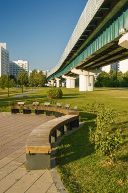 Güney Butovo bölgesindeki Yuzhnoe Butovo parkının yaz gün batımı manzarası, Moskova, Rusya.