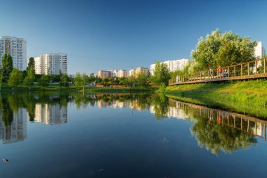 Güney Butovo bölgesindeki Yuzhnoe Butovo parkının yaz gün batımı manzarası, Moskova, Rusya.