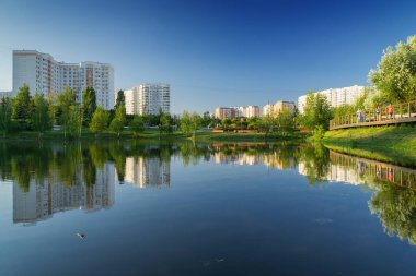 Güney Butovo bölgesindeki Yuzhnoe Butovo parkının yaz gün batımı manzarası, Moskova, Rusya.