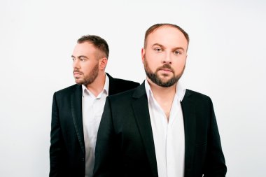 Siyah takım elbiseli iki adam portresi