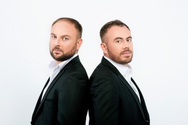 Siyah takım elbiseli iki adam portresi