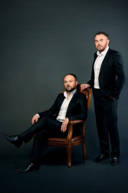Siyah takım elbiseli iki adam portresi