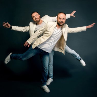 Uçak gibi uçan beyaz elbiseli iki adam portresi