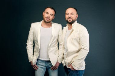 Beyaz takım elbiseli iki adam portresi