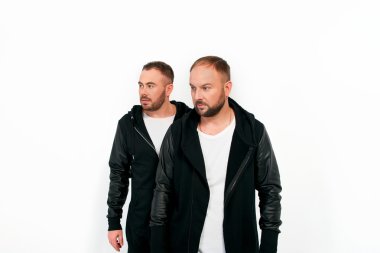 İki adamın portresi.