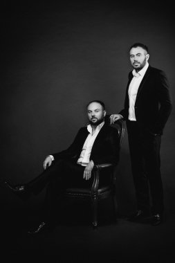 Siyah takım elbiseli iki adam portresi