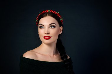 gülümseyen genç güzel esmer kırmızı çelenk ve örgü ile portresi