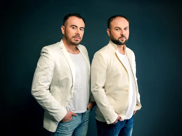 Portrait de deux hommes en costume blanc — Photo