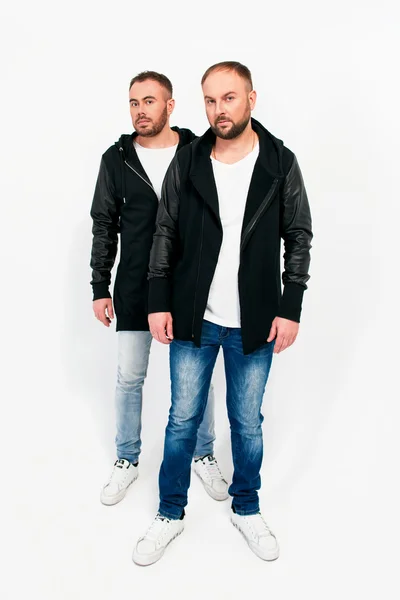 Portrait de deux hommes en vestes noires — Photo