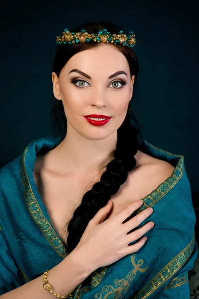 Portrait de jeune belle brune avec couronne et tresse dans une écharpe bleue — Photo