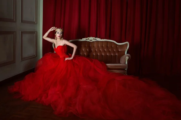 美しい少女の長い赤いドレスで、ロイヤル クラウン — ストック写真