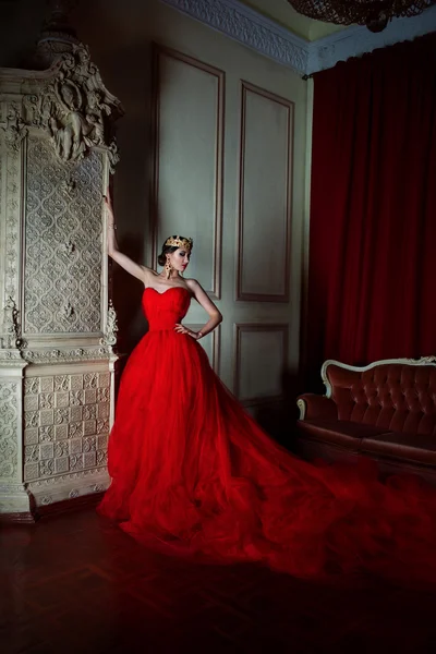 로얄 크라운에 긴 빨간 드레스에 아름 다운 여자 — 스톡 사진