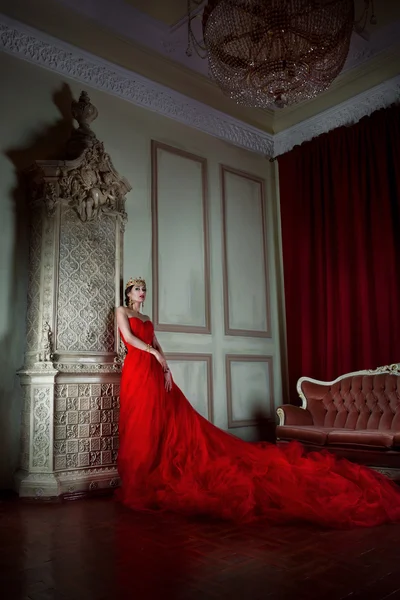 Menina bonita em vestido vermelho longo e na coroa real — Fotografia de Stock