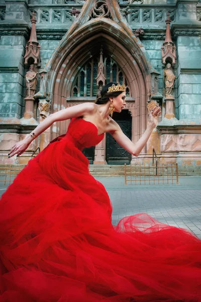 Güzel kız uzun kırmızı elbise ve royal