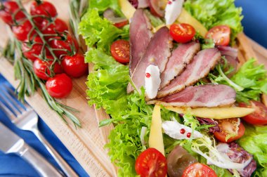 Ördek, mango ve yumuşak keçi peyniri salatası