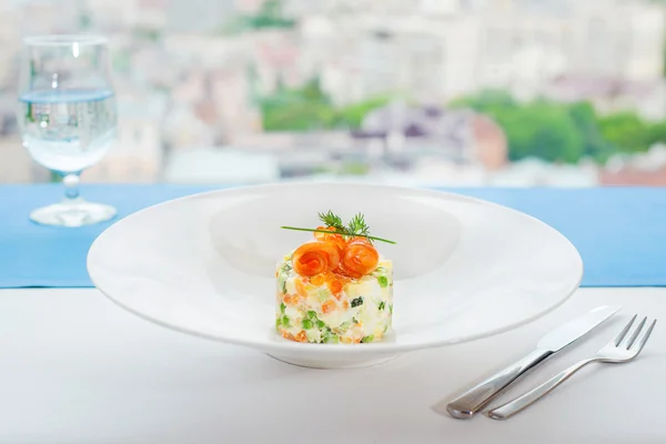 Salad "Olivier" dengan salmon asin — Stok Foto