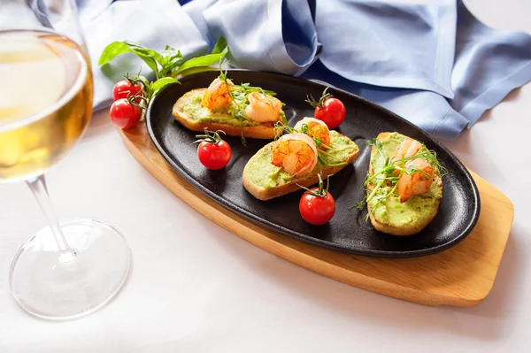 Bruschetta con salmón guisado, pepino y salsa "Wasabi " —  Fotos de Stock
