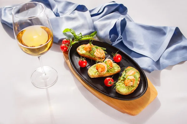 Bruschetta dengan salmon rebus, mentimun dan saus "Wasabi " — Stok Foto