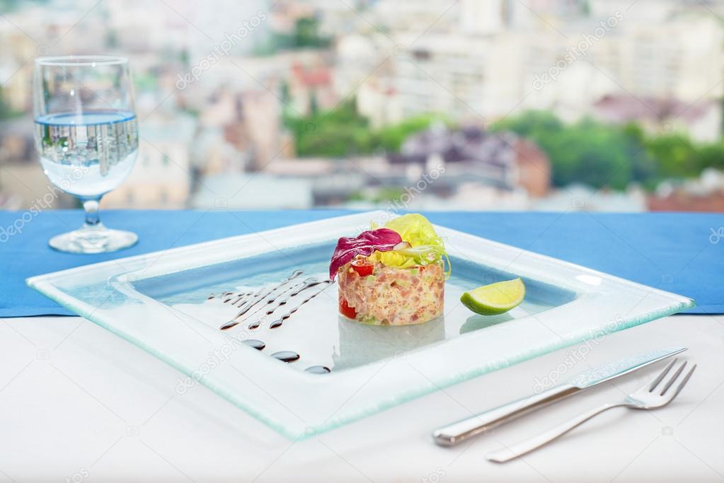 Tuna tartar with caviar 