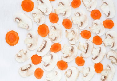 Mantar, havuç, kara biber ve yeşil soğan dilimlenmiş