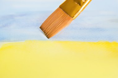 Mavi ve sarı boya suluboya ile Fırça