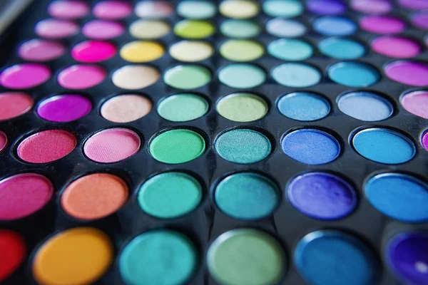 Renkli göz farları paletve fırça makyaj