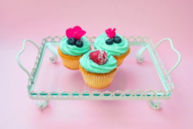 Tereyağı krema ve vanilya ve ahududu ve yaban mersini ile cupcakes