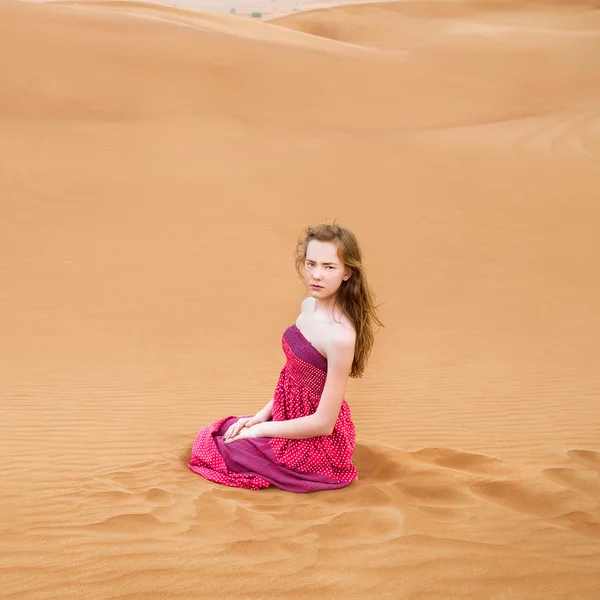 Szép, fiatal lány, a sivatagban, Dubai-ban — Stock Fotó