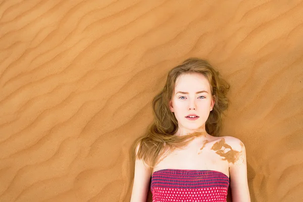 Красива молода дівчина в пустелі в Дубаї — стокове фото