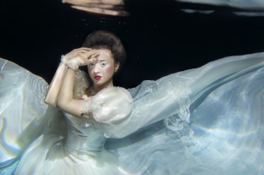 uzun beyaz lüks genç kız elbise sualtı siyah arka plan üzerine