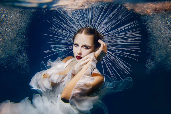 Schöne Mädchen mit roten Lippen und in Damenschmuck unter Wasser — Stockfoto