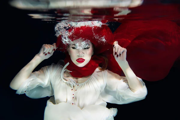 Ragazza in cappello rosso sott'acqua — Foto Stock