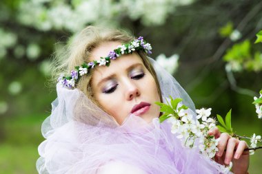 baharda çiçek açan ağaçlar güzel genç sarışın kız