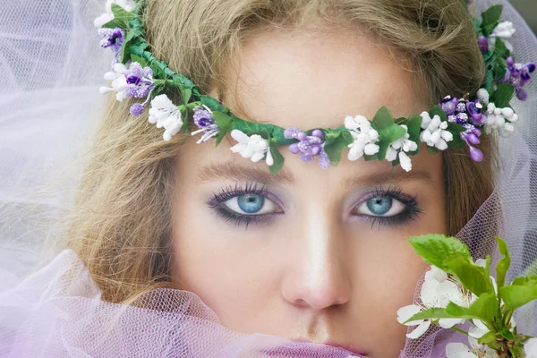 Krásná mladá blondýnka v kvetoucích stromech na jaře — Stock fotografie