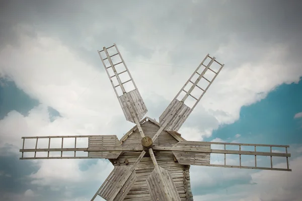 Houten molen in outdoor Oekraïense nationale falk historisch dorp in Kiev — Stockfoto