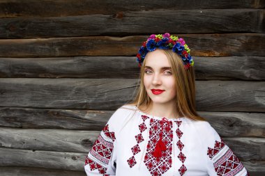 Ukrayna bluzu ve Kiev Ukrayna 'daki Pirogovo adlı açık hava etnik köyünde çelenk giyen uzun saçlı güzel sarışın kız.